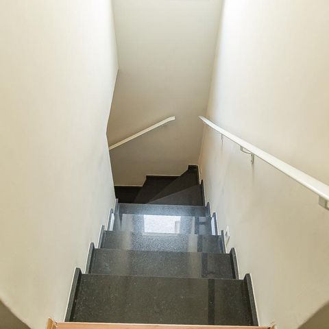 Casa à venda com 150m², 3 quartos e 2 vagasCorredor - Escada