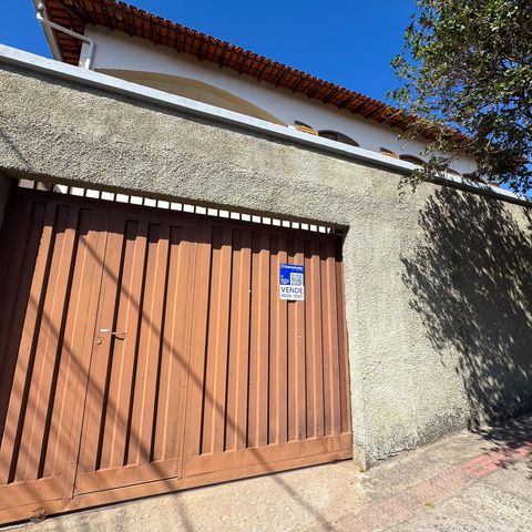 Casa à venda com 336m², 5 quartos e 3 vagasFachada