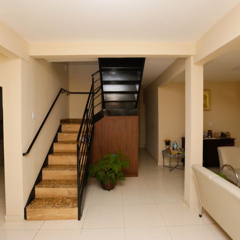 Casa à venda com 336m², 5 quartos e 3 vagasSala