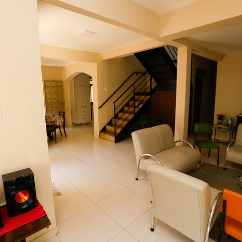 Casa à venda com 336m², 5 quartos e 3 vagasSala