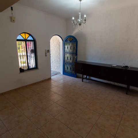 Casa à venda com 200m², 5 quartos e 2 vagas Casa à venda com 200m², 5 quartos e 2 vagasSala