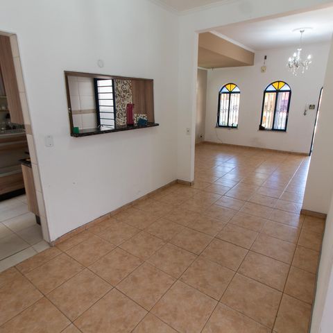 Casa à venda com 200m², 5 quartos e 2 vagas Casa à venda com 200m², 5 quartos e 2 vagasSala de Jantar