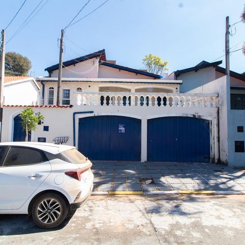 Casa à venda com 200m², 5 quartos e 2 vagas Casa à venda com 200m², 5 quartos e 2 vagasFachada