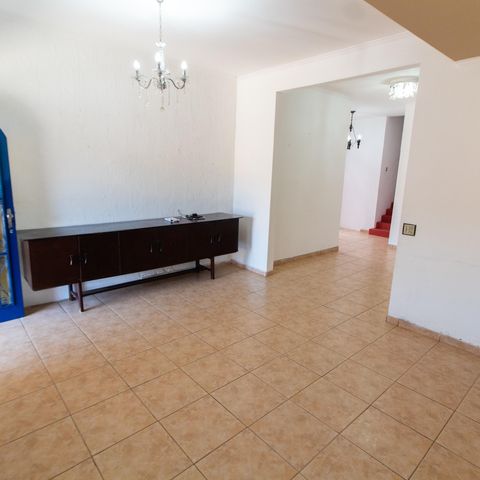 Casa à venda com 200m², 5 quartos e 2 vagas Casa à venda com 200m², 5 quartos e 2 vagasSala