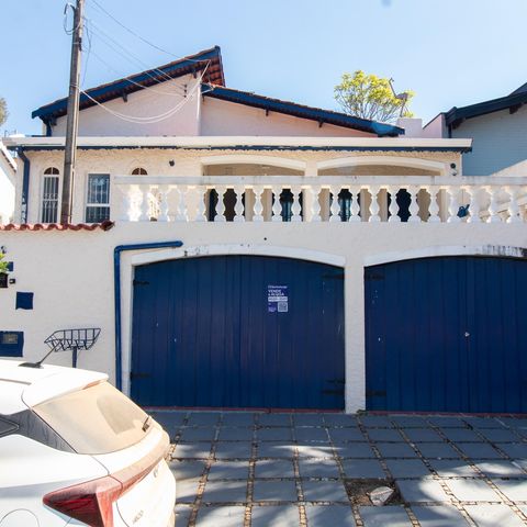 Casa à venda com 200m², 5 quartos e 2 vagas Casa à venda com 200m², 5 quartos e 2 vagasFachada