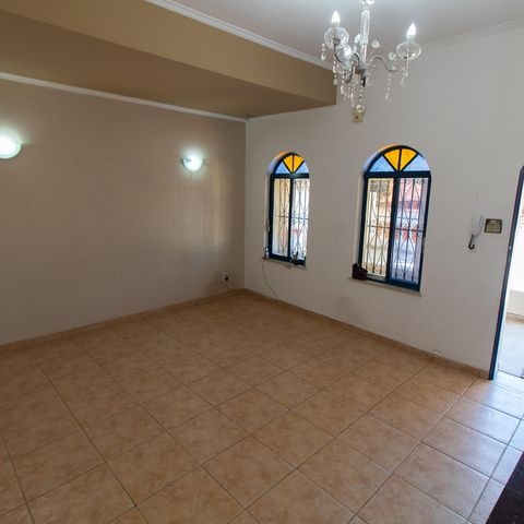 Casa à venda com 200m², 5 quartos e 2 vagas Casa à venda com 200m², 5 quartos e 2 vagasSala