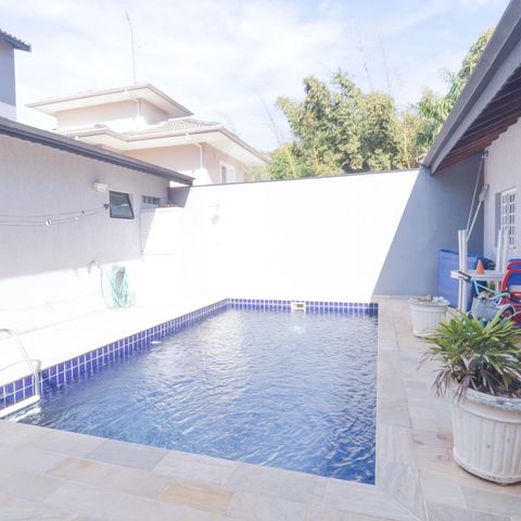Casa à venda com 225m², 3 quartos e 6 vagas Casa à venda com 225m², 3 quartos e 6 vagasPiscina