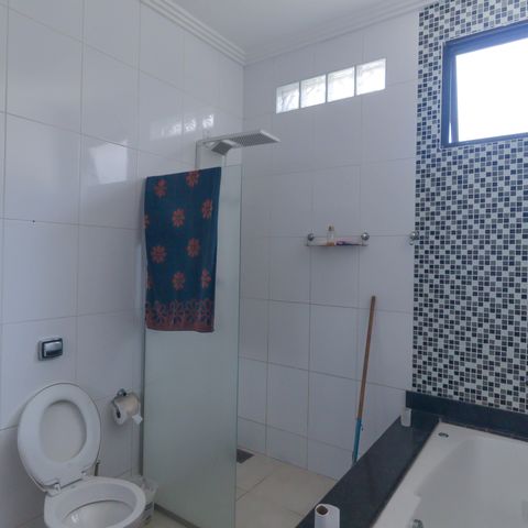 Casa à venda com 225m², 3 quartos e 6 vagas Casa à venda com 225m², 3 quartos e 6 vagasBanheiro da Suíte