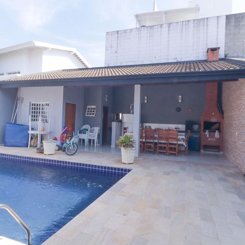 Casa à venda com 225m², 3 quartos e 6 vagas Casa à venda com 225m², 3 quartos e 6 vagasPiscina
