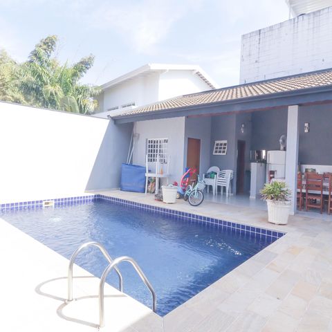 Casa à venda com 225m², 3 quartos e 6 vagas Casa à venda com 225m², 3 quartos e 6 vagasPiscina