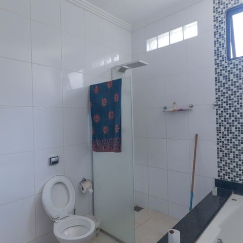 Casa à venda com 225m², 3 quartos e 6 vagas Casa à venda com 225m², 3 quartos e 6 vagasBanheiro da Suíte