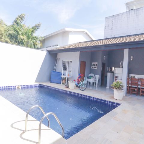 Casa à venda com 225m², 3 quartos e 6 vagas Casa à venda com 225m², 3 quartos e 6 vagasPiscina