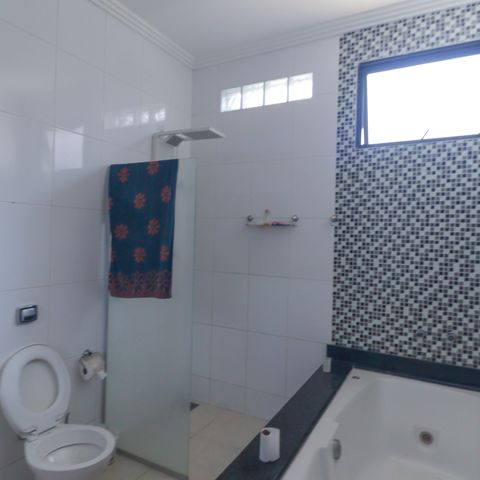 Casa à venda com 225m², 3 quartos e 6 vagas Casa à venda com 225m², 3 quartos e 6 vagasBanheiro da Suíte