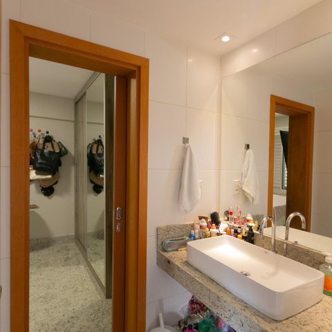 Apartamento à venda com 210m², 4 quartos e 4 vagas Apartamento à venda com 210m², 4 quartos e 4 vagasSuíte 1 e 2 Banheiro