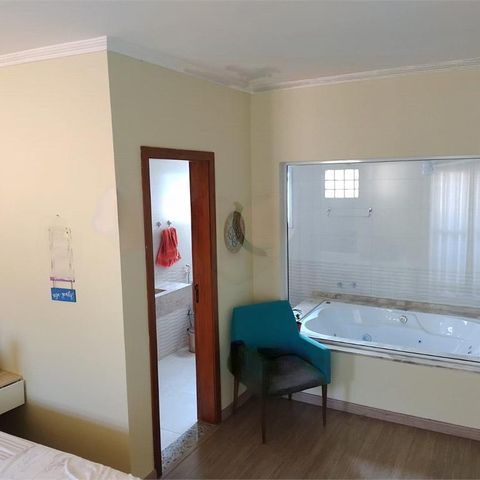 Casa à venda com 247m², 4 quartos e 4 vagas