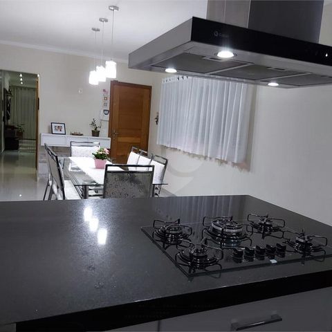 Casa à venda com 247m², 4 quartos e 4 vagas