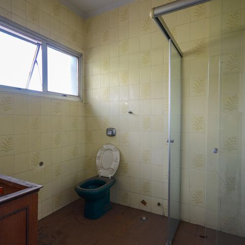 Casa à venda com 463m², 9 quartos e 8 vagas Casa à venda com 463m², 9 quartos e 8 vagasBanheiro da Suíte 1