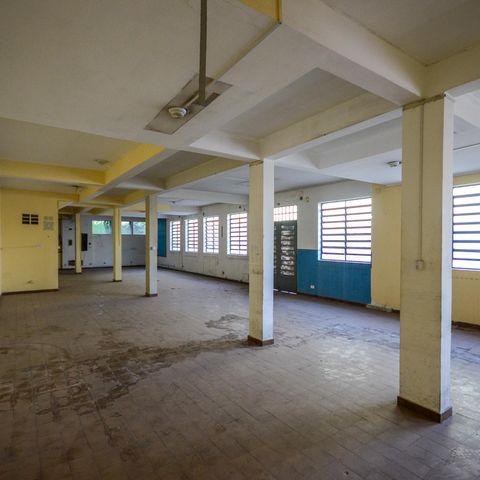 Casa à venda com 463m², 9 quartos e 8 vagas Casa à venda com 463m², 9 quartos e 8 vagasSalão