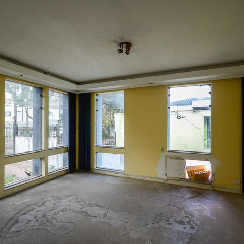 Casa à venda com 463m², 9 quartos e 8 vagas Casa à venda com 463m², 9 quartos e 8 vagasSala