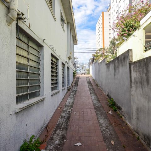 Casa à venda com 463m², 9 quartos e 8 vagas Casa à venda com 463m², 9 quartos e 8 vagasGaragem