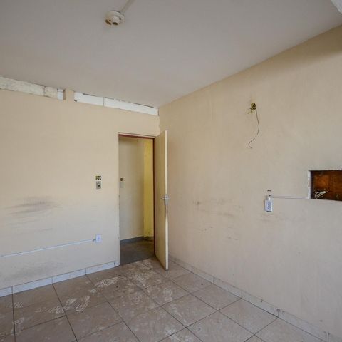 Casa à venda com 463m², 9 quartos e 8 vagas Casa à venda com 463m², 9 quartos e 8 vagasQuarto 5