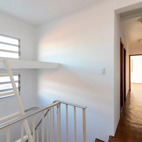 Casa para alugar com 220m², 3 quartos e 4 vagas Casa para alugar com 220m², 3 quartos e 4 vagasCorredor dos Quartos - Escada