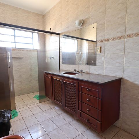 Casa para alugar com 241m², 6 quartos e 4 vagasBanheiro