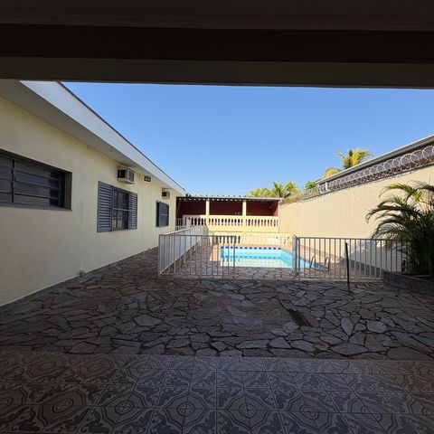 Casa para alugar com 241m², 6 quartos e 4 vagasPiscina