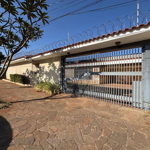 Casa para alugar com 241m², 6 quartos e 4 vagasFachada