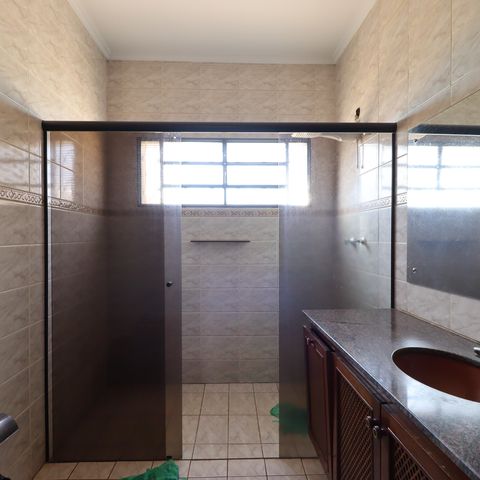 Casa para alugar com 241m², 6 quartos e 4 vagasBanheiro