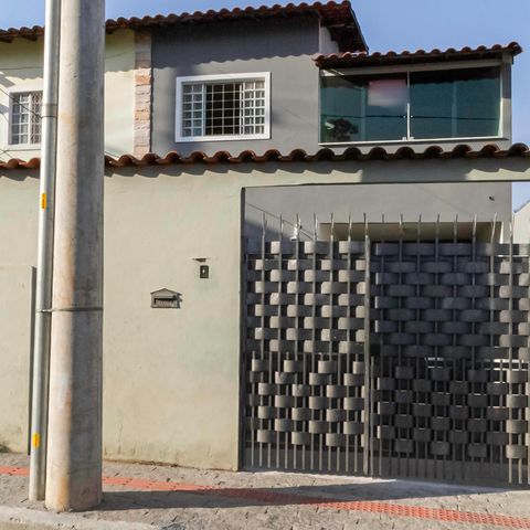 Casa à venda com 210m², 3 quartos e 3 vagas Casa à venda com 210m², 3 quartos e 3 vagasFachada
