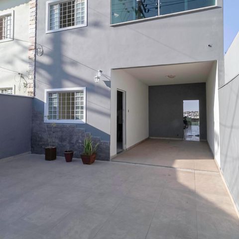 Casa à venda com 210m², 3 quartos e 3 vagas Casa à venda com 210m², 3 quartos e 3 vagasEntrada