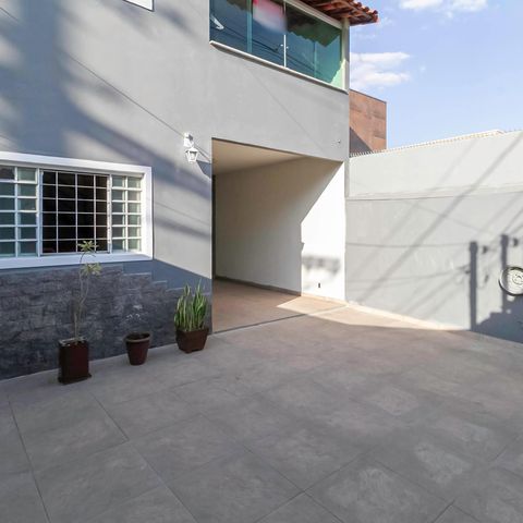 Casa à venda com 210m², 3 quartos e 3 vagas Casa à venda com 210m², 3 quartos e 3 vagasEntrada