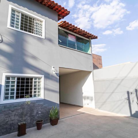 Casa à venda com 210m², 3 quartos e 3 vagas Casa à venda com 210m², 3 quartos e 3 vagasFachada