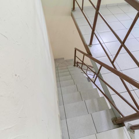 Casa à venda com 210m², 3 quartos e 3 vagas Casa à venda com 210m², 3 quartos e 3 vagasEscada