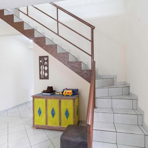 Casa à venda com 210m², 3 quartos e 3 vagas Casa à venda com 210m², 3 quartos e 3 vagasEscada