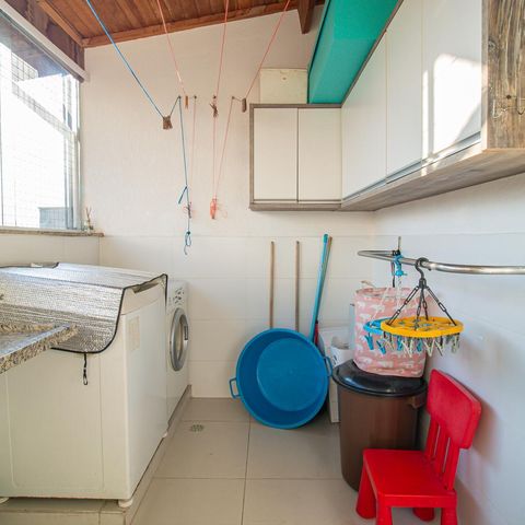 Casa à venda com 198m², 4 quartos e 2 vagas