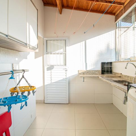 Casa à venda com 198m², 4 quartos e 2 vagas