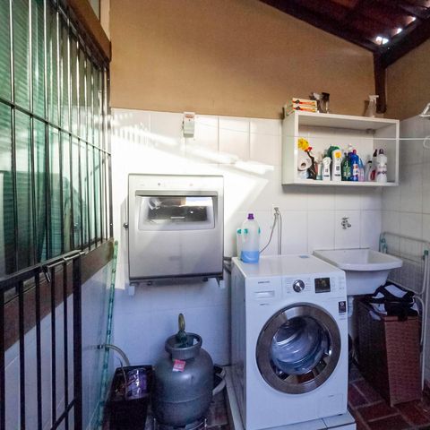 Casa à venda com 180m², 3 quartos e 2 vagas Casa à venda com 180m², 3 quartos e 2 vagasÁrea de serviço