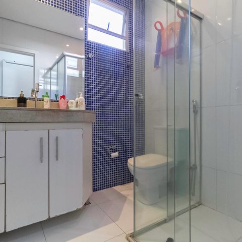 Casa à venda com 180m², 3 quartos e 2 vagas Casa à venda com 180m², 3 quartos e 2 vagasBanheiro social