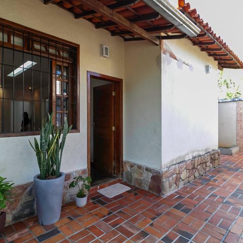 Casa à venda com 180m², 3 quartos e 2 vagas Casa à venda com 180m², 3 quartos e 2 vagasFachada