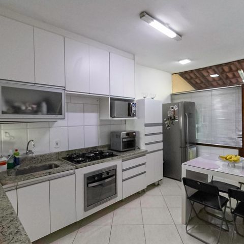 Casa à venda com 180m², 3 quartos e 2 vagas Casa à venda com 180m², 3 quartos e 2 vagasCozinha