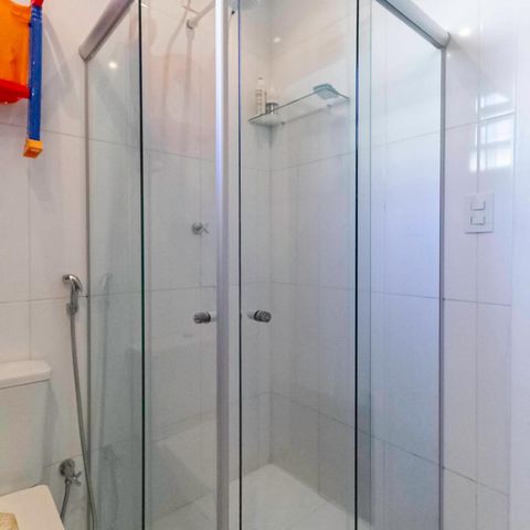 Casa à venda com 180m², 3 quartos e 2 vagas Casa à venda com 180m², 3 quartos e 2 vagasBanheiro social