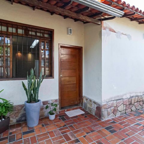 Casa à venda com 180m², 3 quartos e 2 vagas Casa à venda com 180m², 3 quartos e 2 vagasFachada