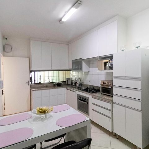 Casa à venda com 180m², 3 quartos e 2 vagas Casa à venda com 180m², 3 quartos e 2 vagasCozinha