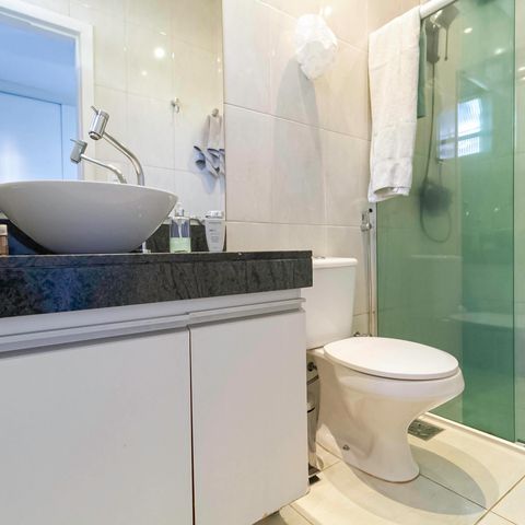 Casa à venda com 180m², 3 quartos e 2 vagas Casa à venda com 180m², 3 quartos e 2 vagasBanheiro da suíte