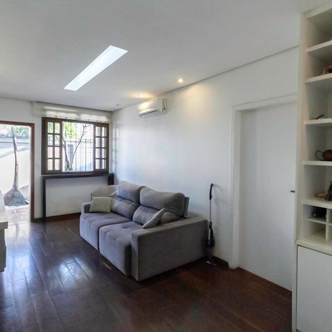 Casa à venda com 180m², 3 quartos e 2 vagas Casa à venda com 180m², 3 quartos e 2 vagasSala