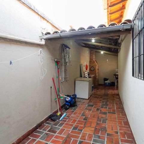 Casa à venda com 180m², 3 quartos e 2 vagas Casa à venda com 180m², 3 quartos e 2 vagasQuintal
