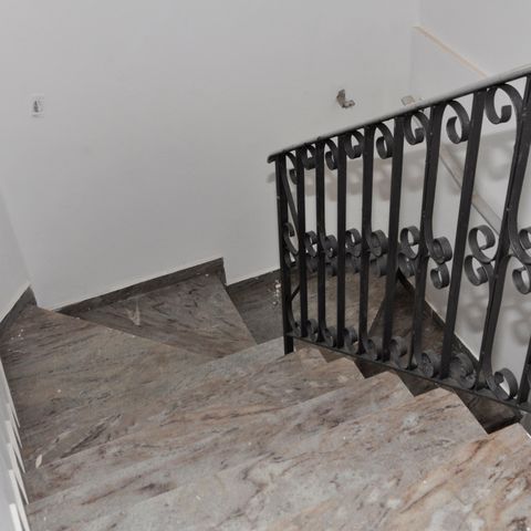Casa à venda com 280m², 6 quartos e sem vaga Casa à venda com 280m², 6 quartos e sem vagaEscada Entrada