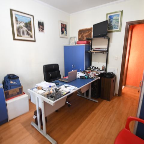 Casa à venda com 230m², 4 quartos e 5 vagasEscritório